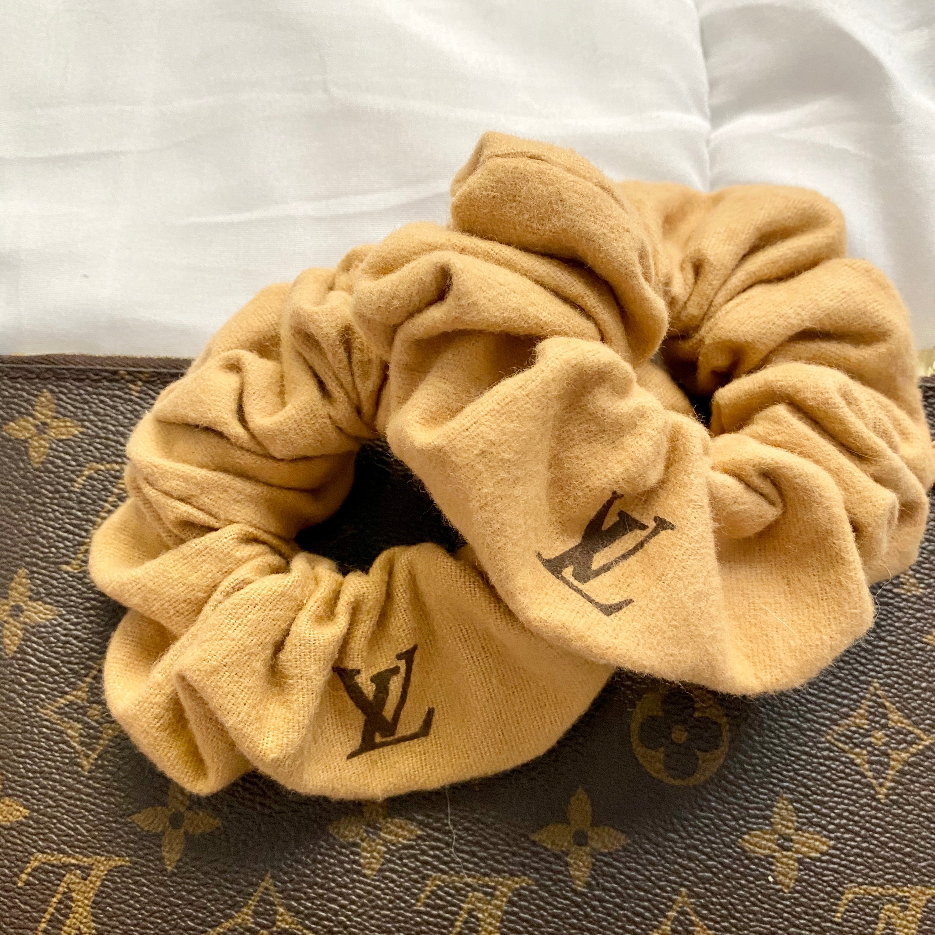 Brand new Louis Vuitton upcycled hair tie/ scrunchie set Fleur Pique Scrunchy S00 - Women - Accessories | LOUIS VUITTON ® main image 3